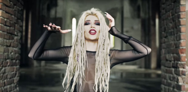 Албанка која је полугола скрнавила српску цркву пева химну Мундијала